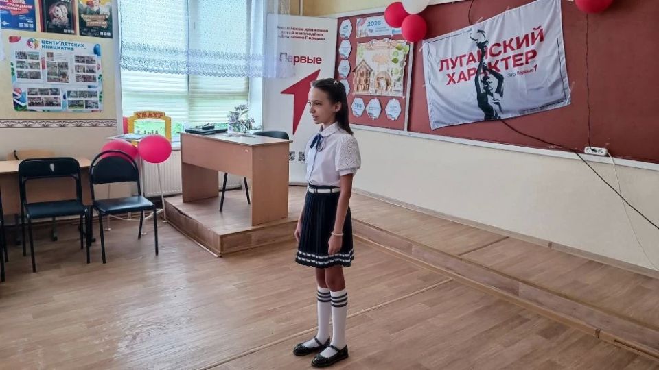 Юрий Юров передал в стахановскую школу стенд Героя РФ Станислава Харина Юрий Юров передал в стахановскую школу стенд Героя РФ Станислава Харина