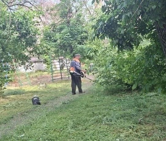 Службы ЖКХ продолжают работы по покосу травы на территории города