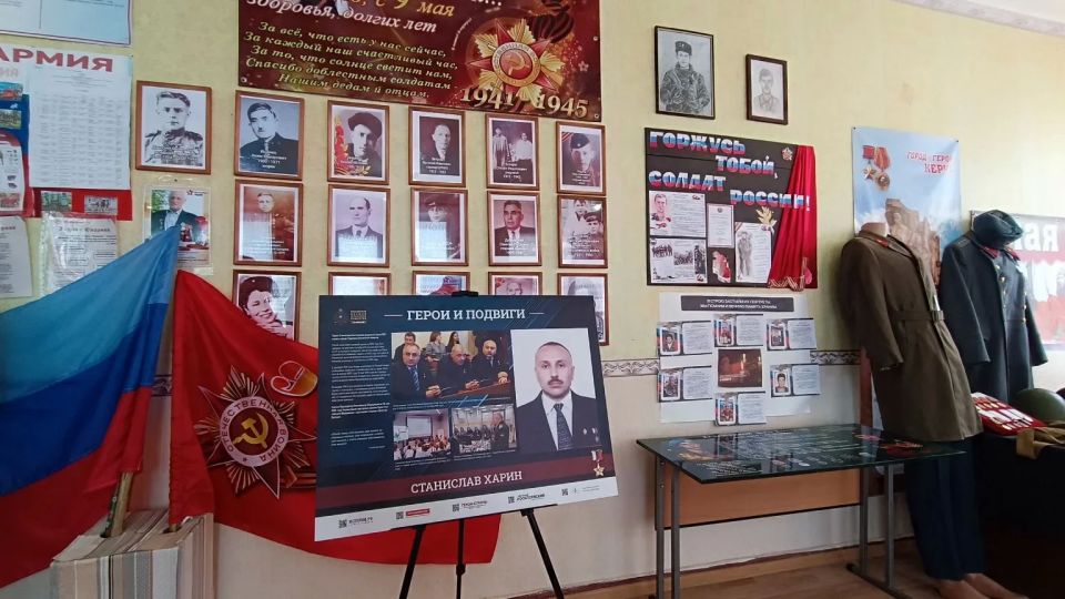 Юрий Юров передал в стахановскую школу стенд Героя РФ Станислава Харина Юрий Юров передал в стахановскую школу стенд Героя РФ Станислава Харина