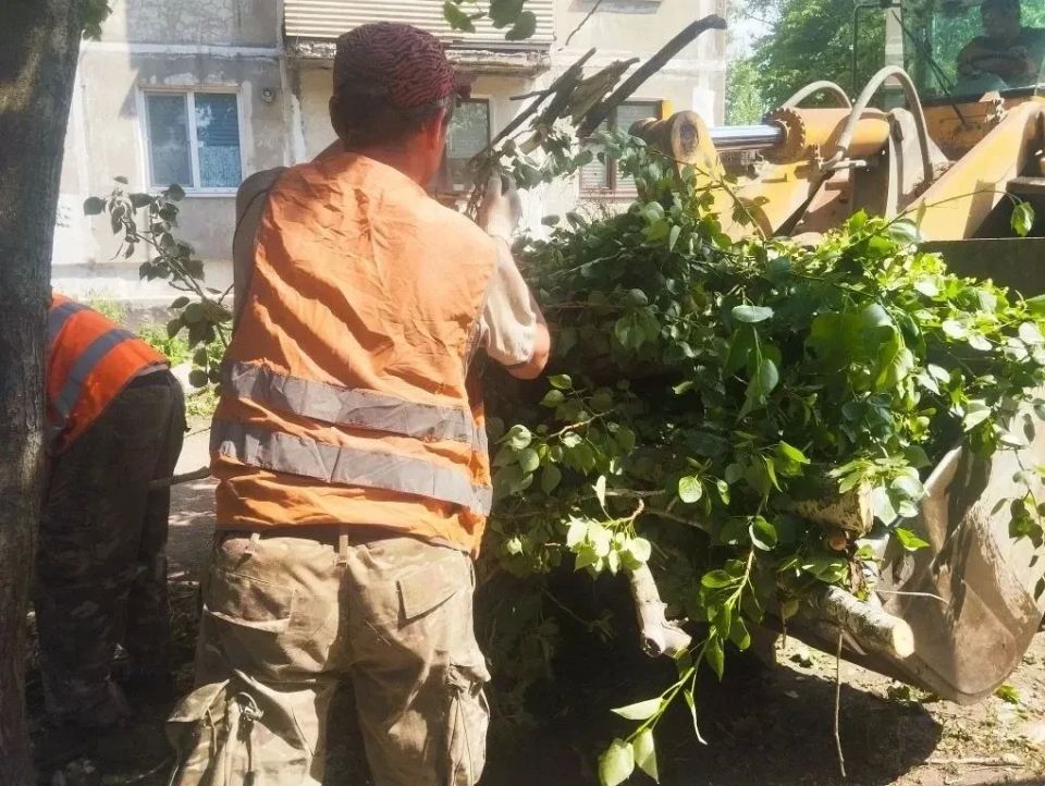 В Ровеньках продолжаются работы по благоустройству