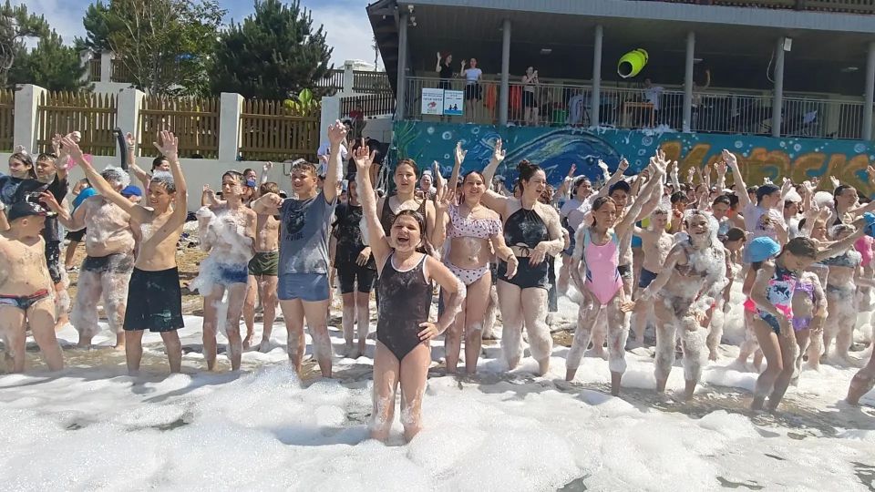 Дети из Славяносербского округа наслаждаются морем и развлечениями в лагере «Морская звезда» Дети из Славяносербского округа наслаждаются морем и развлечениями в лагере «Морская звезда»