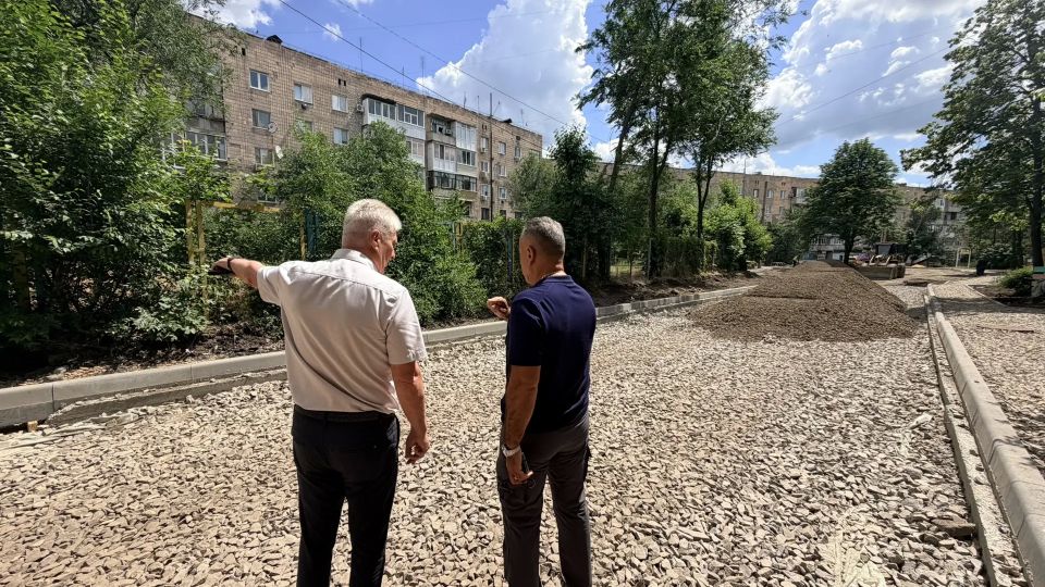 Сегодня проинспектировал ход работ по капитальному ремонту придомовой территории в Краснодоне по улице Микроцентр, 25 Сегодня проинспектировал ход работ по капитальному ремонту придомовой территории в Краснодоне по улице Микроцентр, 25