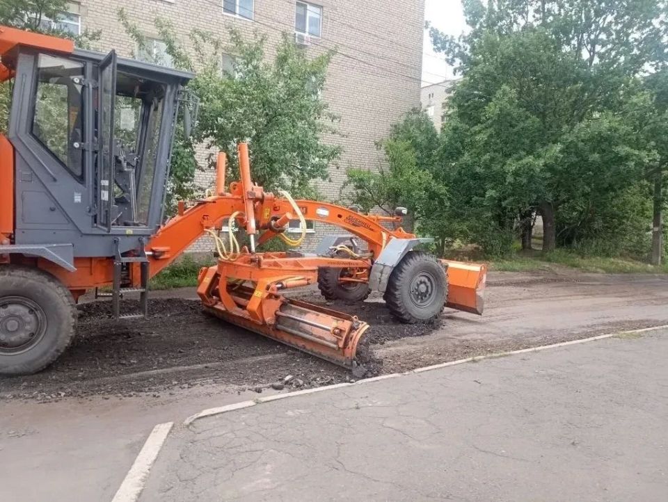 В Ровеньках продолжается работа по благоустройству В Ровеньках продолжается работа по благоустройству