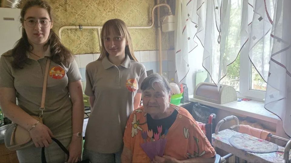 Забота, объединяющая поколения: школьники Рубежного взяли шефство над одинокими пожилыми горожанами Забота, объединяющая поколения: школьники Рубежного взяли шефство над одинокими пожилыми горожанами