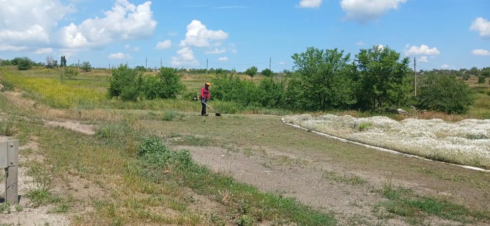 Сегодня в пгт Изварино сотрудники ОПЖ п. Поречье, пгт Изварино, пгт Урало-Кавказ провели субботник на прилегающей территории к памятному знаку «Спасибо, Россия!»