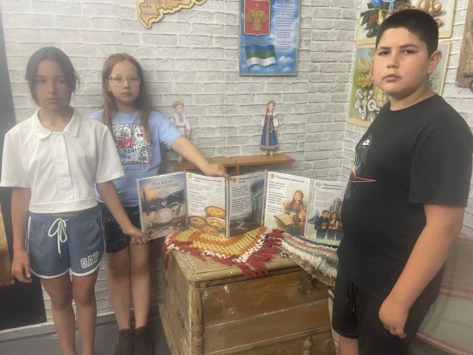 Ученики Большекаменской школы познакомились с экспозицией о Республике Коми Для воспитанников пришкольной летней тематической площадки «Улыбка» 9 июня была проведена познавательная экскурсия в школьный музей «Поиск» Ученики Большекаменской школы познакомились с экспозицией о Республике Коми Для воспитанников пришкольной летней тематической площадки «Улыбка» 9 июня была проведена познавательная экскурсия в школьный музей «Поиск»