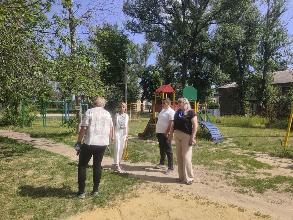 Сегодня активисты местного отделения партии «Единая Россия» провели мониторинг безопасности на детской площадке в парке имени В. Терешковой в Суходольске Сегодня активисты местного отделения партии «Единая Россия» провели мониторинг безопасности на детской площадке в парке имени В. Терешковой в Суходольске