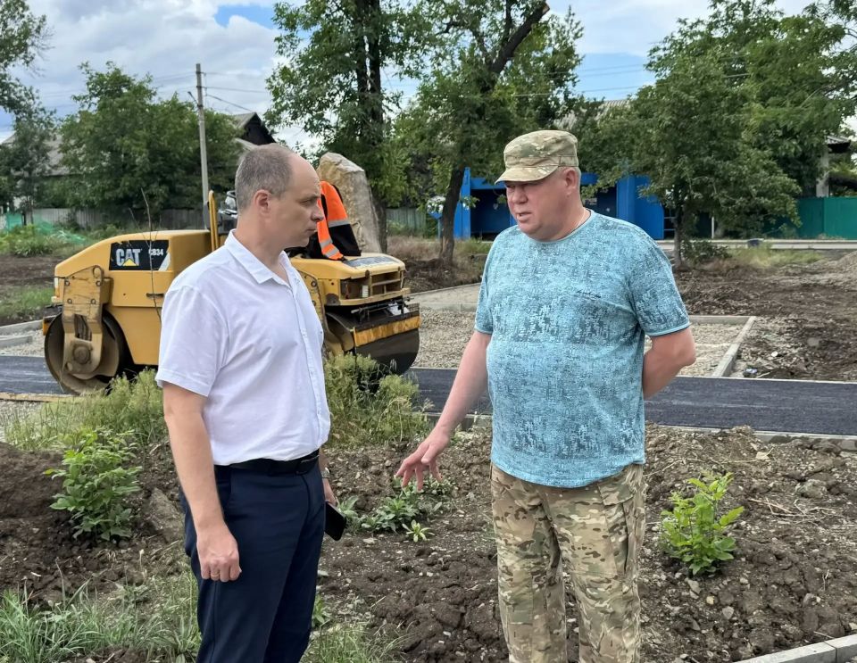 Сегодня совместно с начальником управления строительства, архитектуры и земельных отношений Администрации проинспектировали благоустройство сквера на улице Литвинова Сегодня совместно с начальником управления строительства, архитектуры и земельных отношений Администрации проинспектировали благоустройство сквера на улице Литвинова