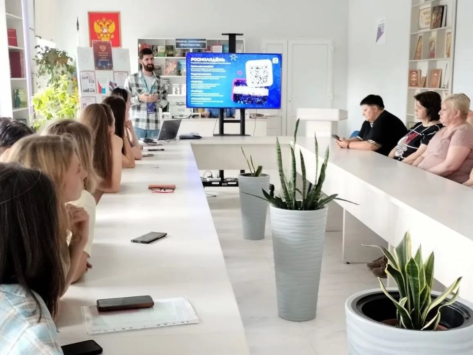В Ровеньках прошла встреча с лектором Российского общества «Знание» В Ровеньках прошла встреча с лектором Российского общества «Знание»
