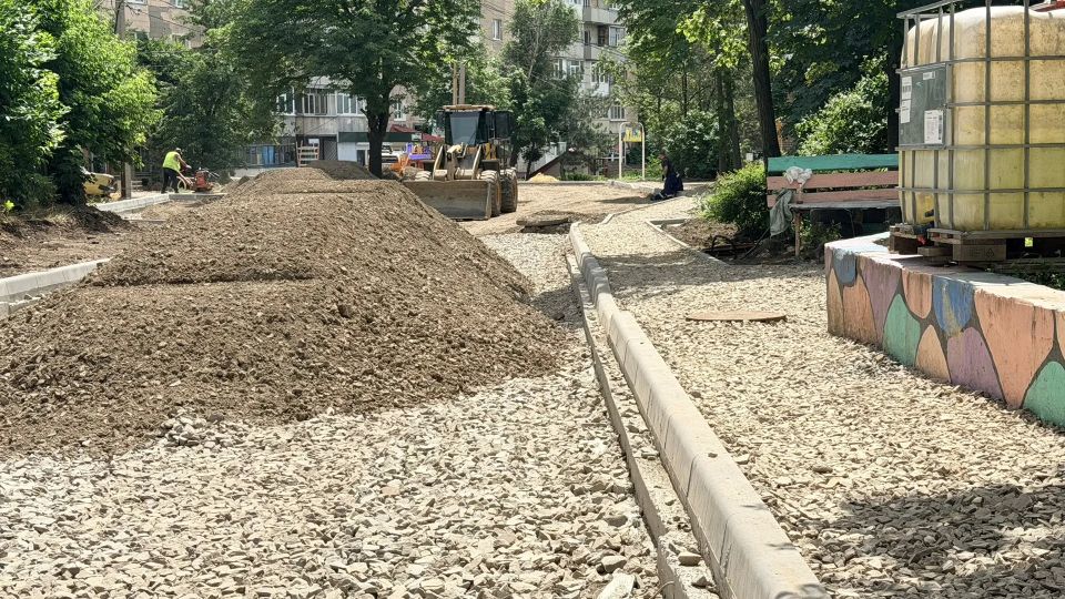 Сегодня проинспектировал ход работ по капитальному ремонту придомовой территории в Краснодоне по улице Микроцентр, 25 Сегодня проинспектировал ход работ по капитальному ремонту придомовой территории в Краснодоне по улице Микроцентр, 25