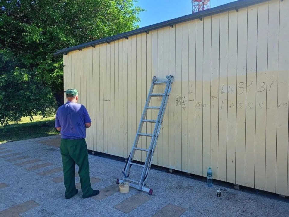 Специалисты Луганского комбината зеленого хозяйства и благоустройства приводят в порядок летнюю эстраду в Сквере "Молодой Гвардии" Специалисты Луганского комбината зеленого хозяйства и благоустройства приводят в порядок летнюю эстраду в Сквере "Молодой Гвардии"
