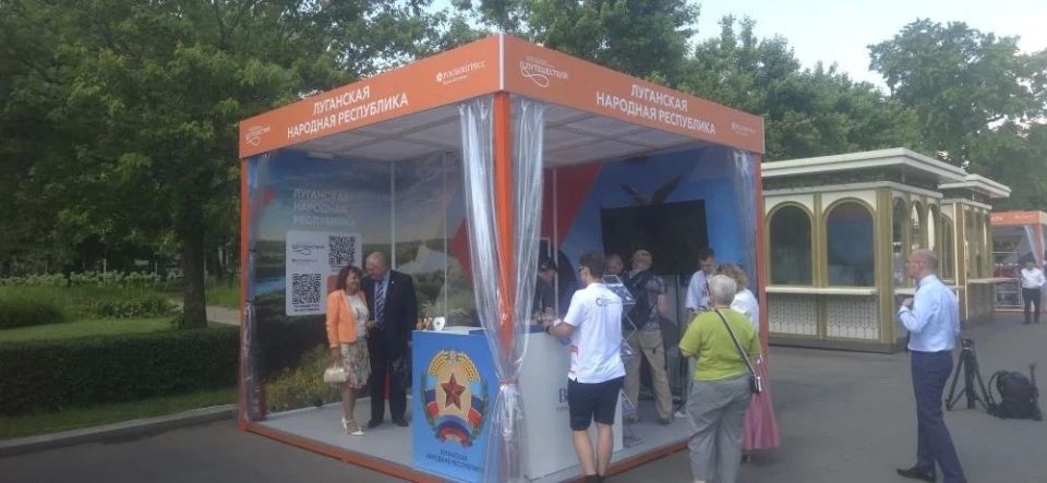 На стенде ЛНР на форуме "Путешествуй" с утра кипит работа На стенде ЛНР на форуме "Путешествуй" с утра кипит работа
