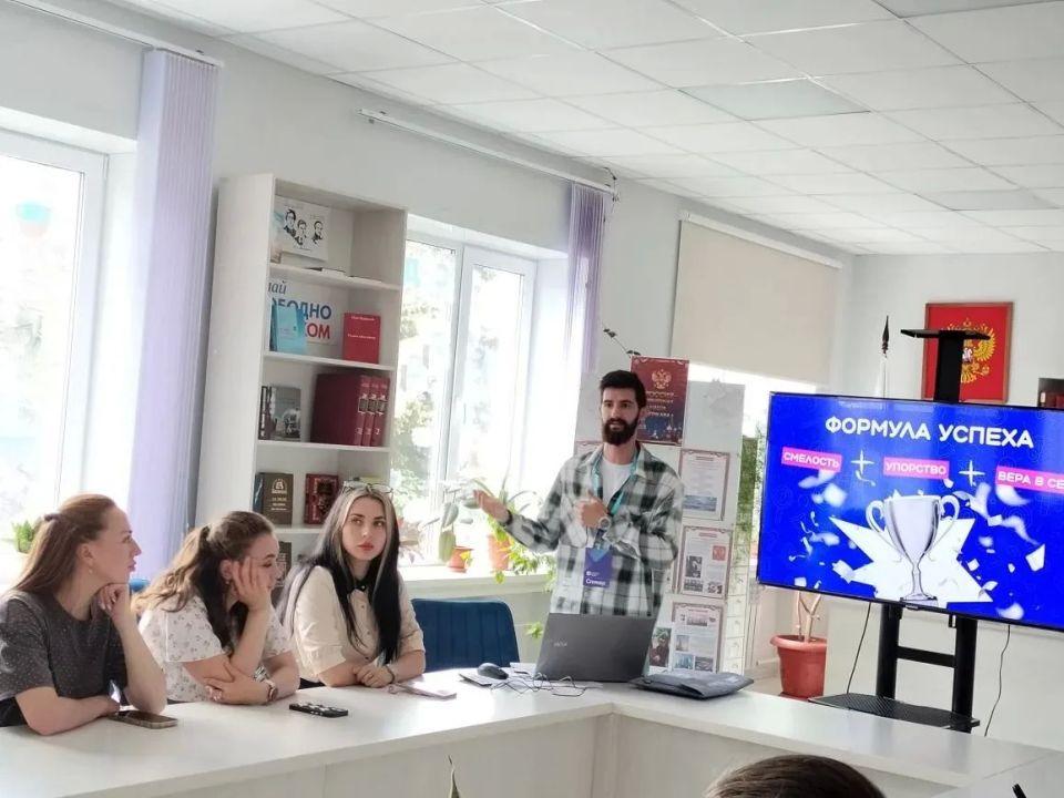 В Ровеньках прошла встреча с лектором Российского общества «Знание» В Ровеньках прошла встреча с лектором Российского общества «Знание»