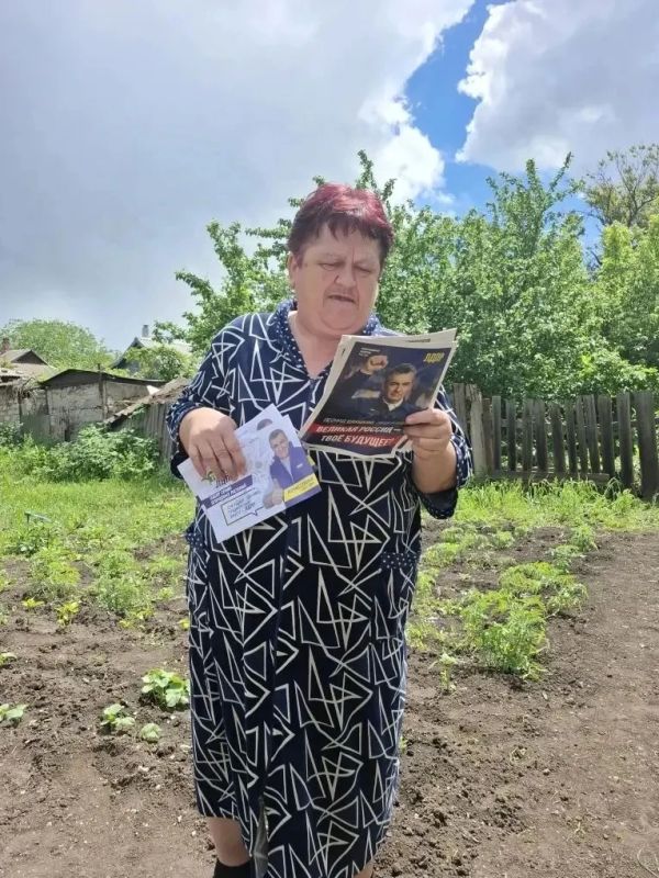 ЛДПР рядом с людьми. Активисты Перевальского местного отделения ЛДПР продолжают встречаться с жителями городов и поселков округа, распространяя новый выпуск партийной газеты и наборы семян «Грядка ЛДПР» ЛДПР рядом с людьми. Активисты Перевальского местного отделения ЛДПР продолжают встречаться с жителями городов и поселков округа, распространяя новый выпуск партийной газеты и наборы семян «Грядка ЛДПР»