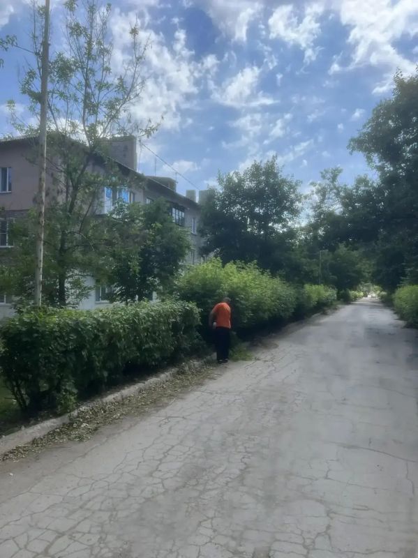 На Краснодонщине активно продолжаются работы, направленные на улучшение дорожной инфраструктуры и благоустройство территории