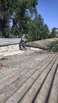 Аварийная бригада из Удмуртии ремонтирует кровлю технического помещения молодёжного центра в Лутугино