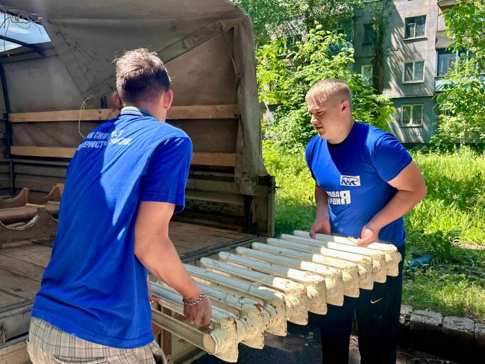 добрых дел в Алчевске. 1Активисты «Молодой Гвардии» АЦДЮТ наполнили «Коробку храбрости» подарками для детей, которые сейчас находятся в больницах добрых дел в Алчевске. 1Активисты «Молодой Гвардии» АЦДЮТ наполнили «Коробку храбрости» подарками для детей, которые сейчас находятся в больницах