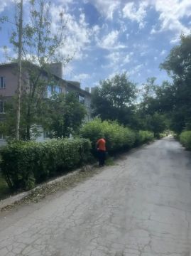 На Краснодонщине активно продолжаются работы, направленные на улучшение дорожной инфраструктуры и благоустройство территории