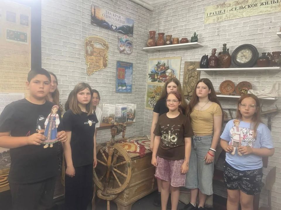 Ученики Большекаменской школы познакомились с экспозицией о Республике Коми Для воспитанников пришкольной летней тематической площадки «Улыбка» 9 июня была проведена познавательная экскурсия в школьный музей «Поиск» Ученики Большекаменской школы познакомились с экспозицией о Республике Коми Для воспитанников пришкольной летней тематической площадки «Улыбка» 9 июня была проведена познавательная экскурсия в школьный музей «Поиск»