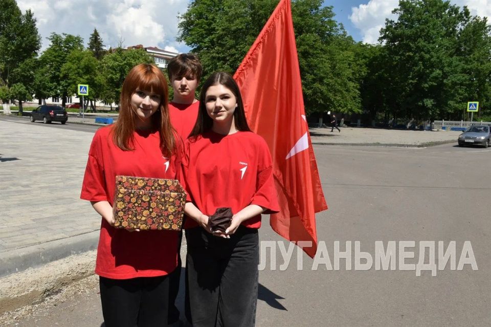 В Антраците студенты и активисты «Движения Первых» организовали патриотическую лотерею В Антраците студенты и активисты «Движения Первых» организовали патриотическую лотерею