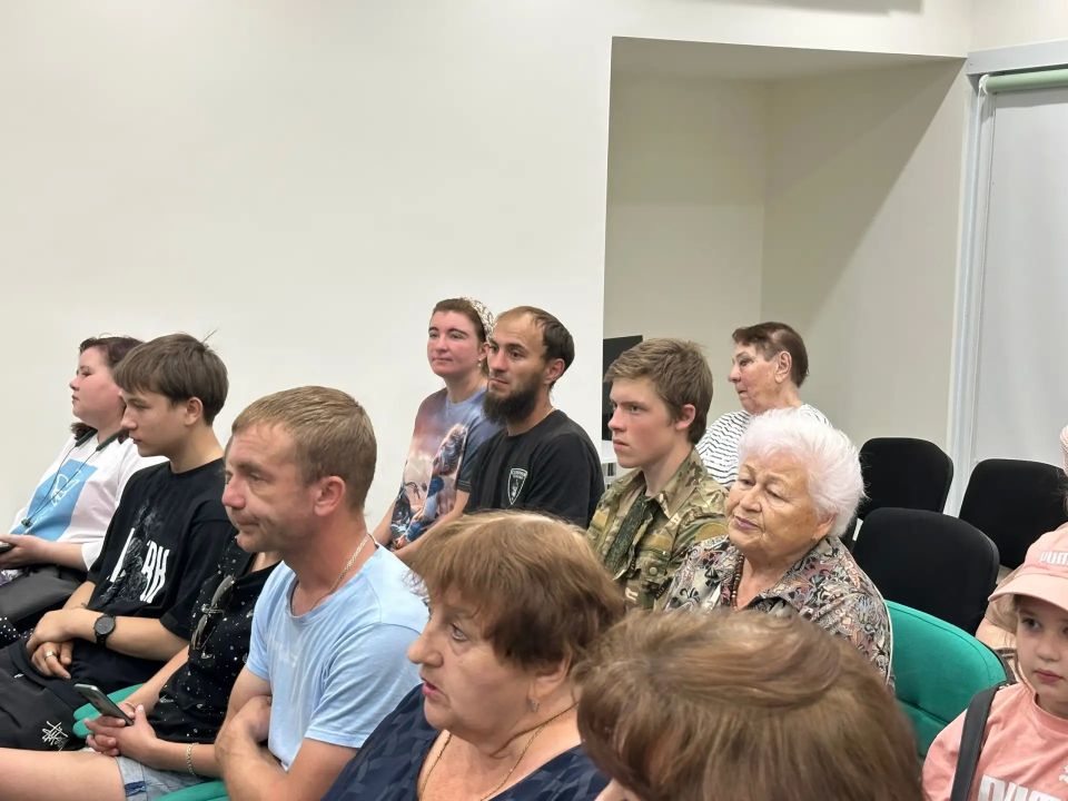 Молодежь Перевальска провела патриотическое мероприятие ко Дню России Молодежь Перевальска провела патриотическое мероприятие ко Дню России