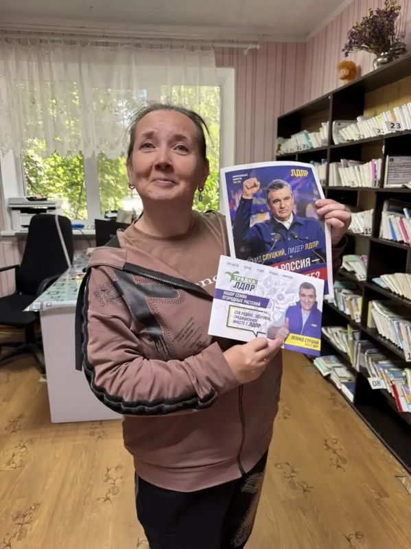 ЛДПР рядом с людьми. Активисты Перевальского местного отделения ЛДПР продолжают встречаться с жителями городов и поселков округа, распространяя новый выпуск партийной газеты и наборы семян «Грядка ЛДПР» ЛДПР рядом с людьми. Активисты Перевальского местного отделения ЛДПР продолжают встречаться с жителями городов и поселков округа, распространяя новый выпуск партийной газеты и наборы семян «Грядка ЛДПР»