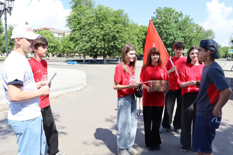 Активисты Движения Первых Антрацитовского колледжа информационных технологий и экономики в преддверии Дня России организовали яркое и увлекательное мероприятие для горожан Активисты Движения Первых Антрацитовского колледжа информационных технологий и экономики в преддверии Дня России организовали яркое и увлекательное мероприятие для горожан
