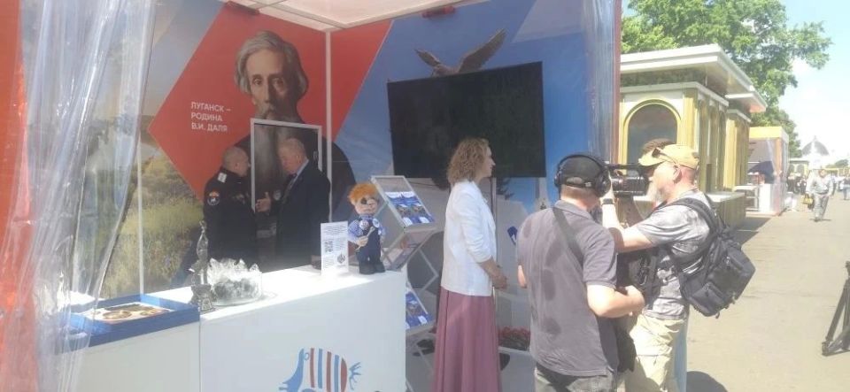 На стенде ЛНР на форуме "Путешествуй" с утра кипит работа На стенде ЛНР на форуме "Путешествуй" с утра кипит работа