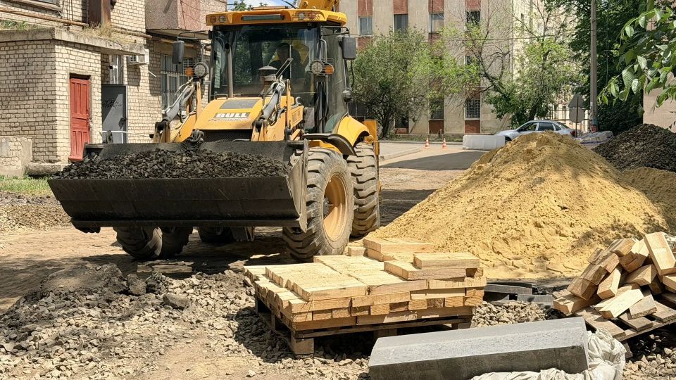 Сегодня проинспектировал ход работ по капитальному ремонту придомовой территории в Краснодоне по улице Микроцентр, 25 Сегодня проинспектировал ход работ по капитальному ремонту придомовой территории в Краснодоне по улице Микроцентр, 25