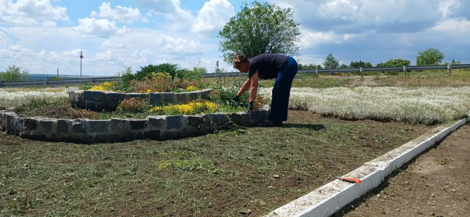 Сегодня в пгт Изварино сотрудники ОПЖ п. Поречье, пгт Изварино, пгт Урало-Кавказ провели субботник на прилегающей территории к памятному знаку «Спасибо, Россия!» Сегодня в пгт Изварино сотрудники ОПЖ п. Поречье, пгт Изварино, пгт Урало-Кавказ провели субботник на прилегающей территории к памятному знаку «Спасибо, Россия!»