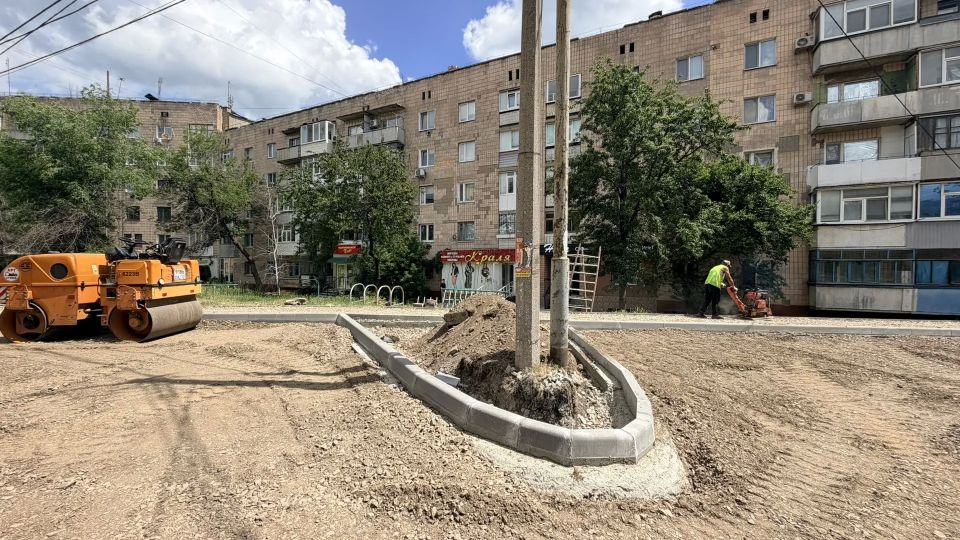 Сегодня проинспектировал ход работ по капитальному ремонту придомовой территории в Краснодоне по улице Микроцентр, 25 Сегодня проинспектировал ход работ по капитальному ремонту придомовой территории в Краснодоне по улице Микроцентр, 25