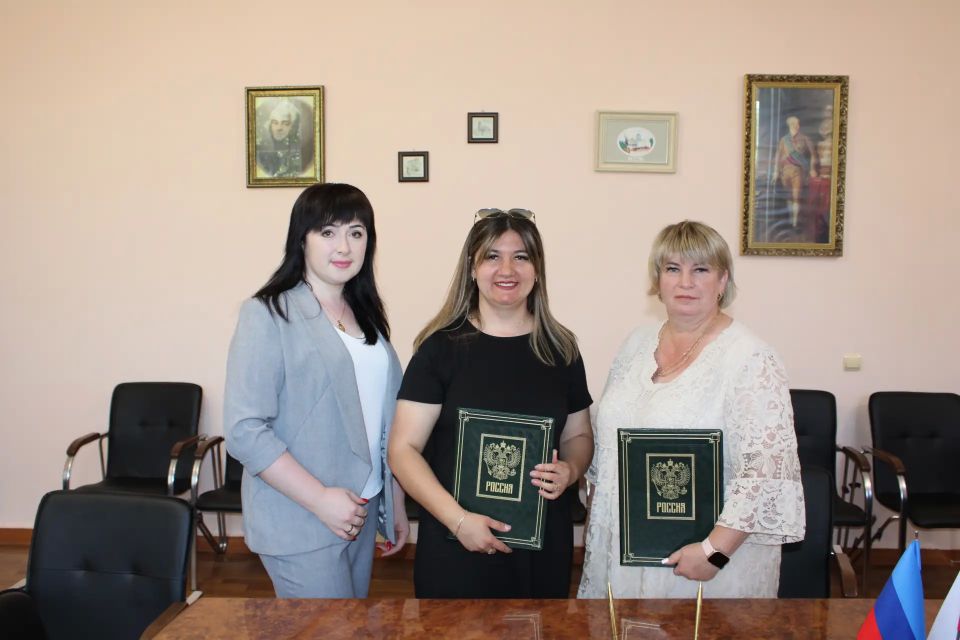Сегодня глава Белокуракинского округа Ольга Петровна Кучерявая встретилась с Кариной Викторовной Заец, дочерью погибшего при исполнении воинского долга участника СВО, для подписания Договора дарения документов личного... Сегодня глава Белокуракинского округа Ольга Петровна Кучерявая встретилась с Кариной Викторовной Заец, дочерью погибшего при исполнении воинского долга участника СВО, для подписания Договора дарения документов личного...