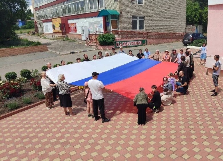 В Перевальской модельной библиотеке «Библиопортал» состоялся патриотический час «Мое Отечество — Россия», ко Дню России В Перевальской модельной библиотеке «Библиопортал» состоялся патриотический час «Мое Отечество — Россия», ко Дню России