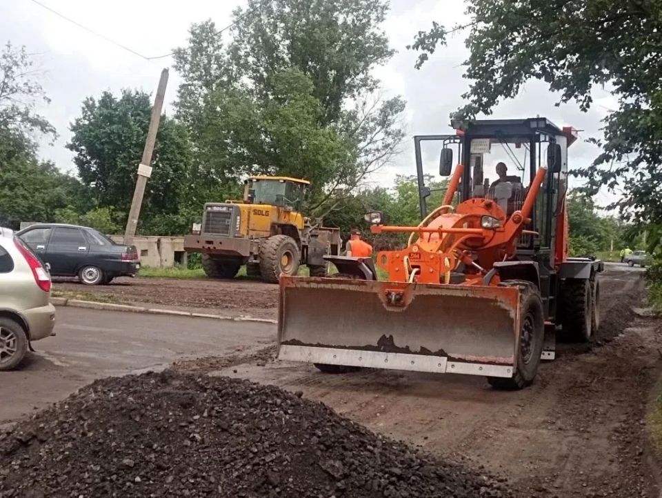 В Ровеньках продолжается работа по благоустройству В Ровеньках продолжается работа по благоустройству