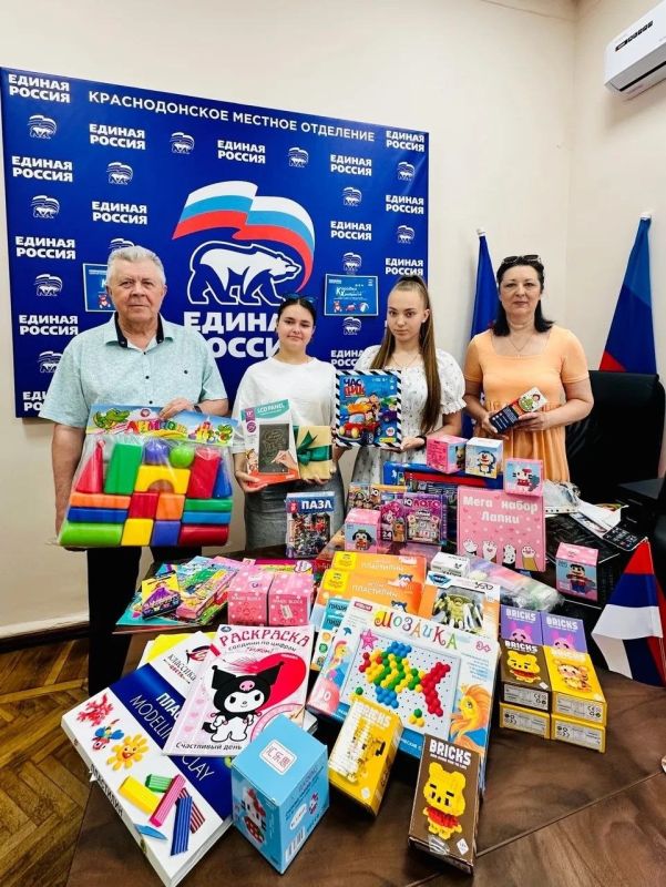 Муниципальный депутат Виктор Шабанов совместно с коллективом Краснодонского промышленно-экономический колледжа принял участие во Всероссийской благотворительной акции «Коробка храбрости»