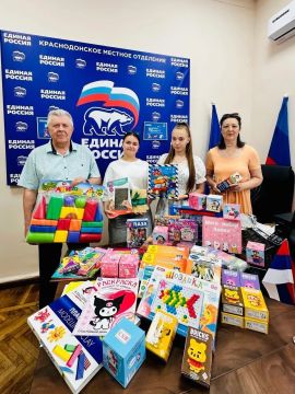 Муниципальный депутат Виктор Шабанов совместно с коллективом Краснодонского промышленно-экономический колледжа принял участие во Всероссийской благотворительной акции «Коробка храбрости»