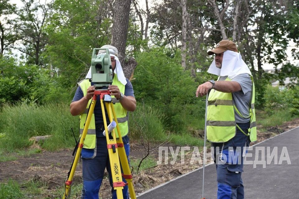 Единороссы проинспектировали ход выполнения работ в сквере Оренбургском Единороссы проинспектировали ход выполнения работ в сквере Оренбургском