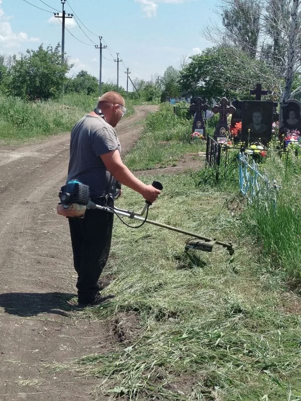 В Ровеньках продолжается работа по благоустройству В Ровеньках продолжается работа по благоустройству