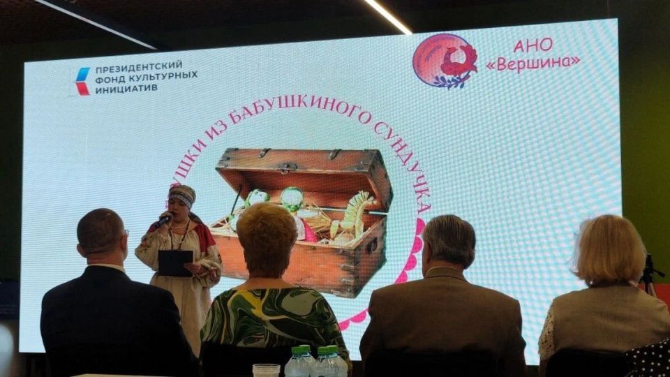 Форум «Игрушки из бабушкиного сундучка» с участием алчевских мастеров клуба "Радуга надежды" состоялся в Луганске Форум «Игрушки из бабушкиного сундучка» с участием алчевских мастеров клуба "Радуга надежды" состоялся в Луганске