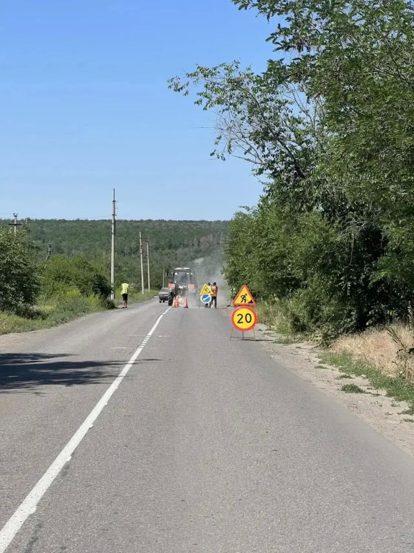На Краснодонщине активно продолжаются работы, направленные на улучшение дорожной инфраструктуры и благоустройство территории На Краснодонщине активно продолжаются работы, направленные на улучшение дорожной инфраструктуры и благоустройство территории