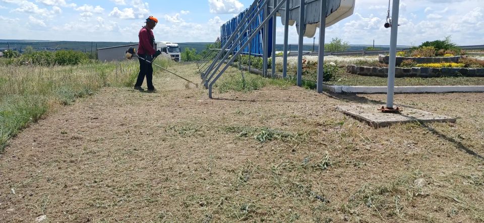 Сегодня в пгт Изварино сотрудники ОПЖ п. Поречье, пгт Изварино, пгт Урало-Кавказ провели субботник на прилегающей территории к памятному знаку «Спасибо, Россия!» Сегодня в пгт Изварино сотрудники ОПЖ п. Поречье, пгт Изварино, пгт Урало-Кавказ провели субботник на прилегающей территории к памятному знаку «Спасибо, Россия!»