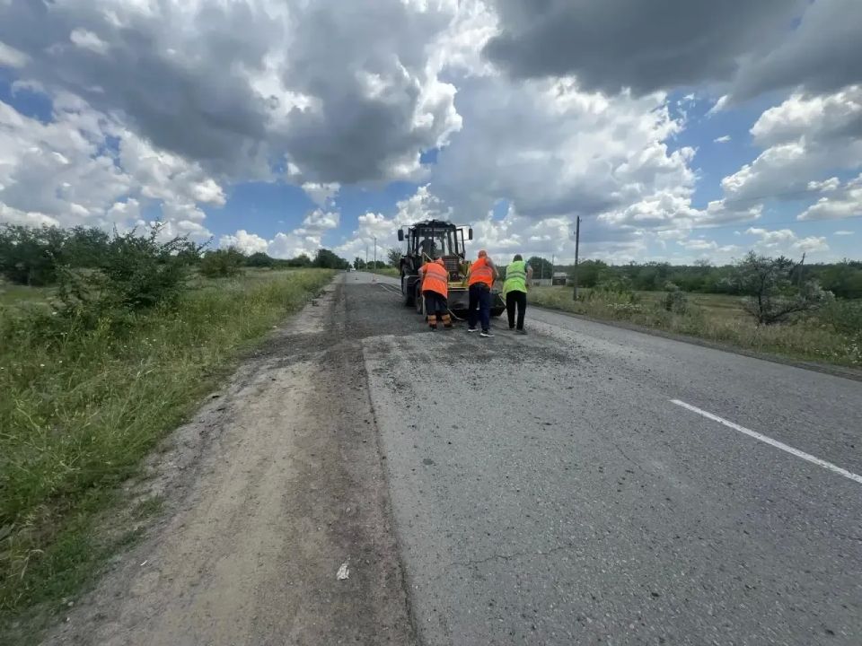 На Краснодонщине активно продолжаются работы, направленные на улучшение дорожной инфраструктуры и благоустройство территории На Краснодонщине активно продолжаются работы, направленные на улучшение дорожной инфраструктуры и благоустройство территории