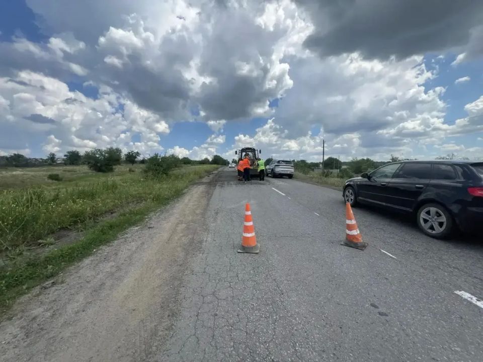 На Краснодонщине активно продолжаются работы, направленные на улучшение дорожной инфраструктуры и благоустройство территории На Краснодонщине активно продолжаются работы, направленные на улучшение дорожной инфраструктуры и благоустройство территории