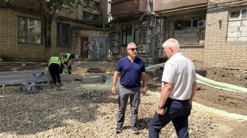 Сегодня проинспектировал ход работ по капитальному ремонту придомовой территории в Краснодоне по улице Микроцентр, 25
