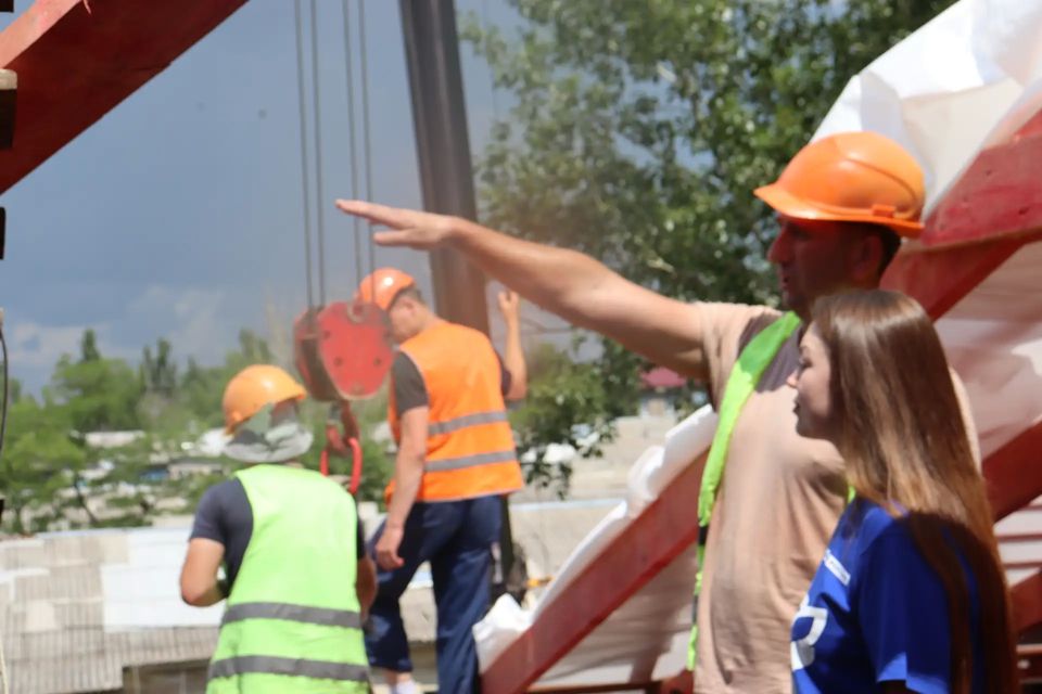 В рамках специального инфраструктурного проекта в Антраците стартовал капитальный ремонт кровель многоквартирных домов — это важный шаг в улучшении жилищнокоммунальной инфраструктуры населённого пункта и значимый этап в... В рамках специального инфраструктурного проекта в Антраците стартовал капитальный ремонт кровель многоквартирных домов — это важный шаг в улучшении жилищнокоммунальной инфраструктуры населённого пункта и значимый этап в...