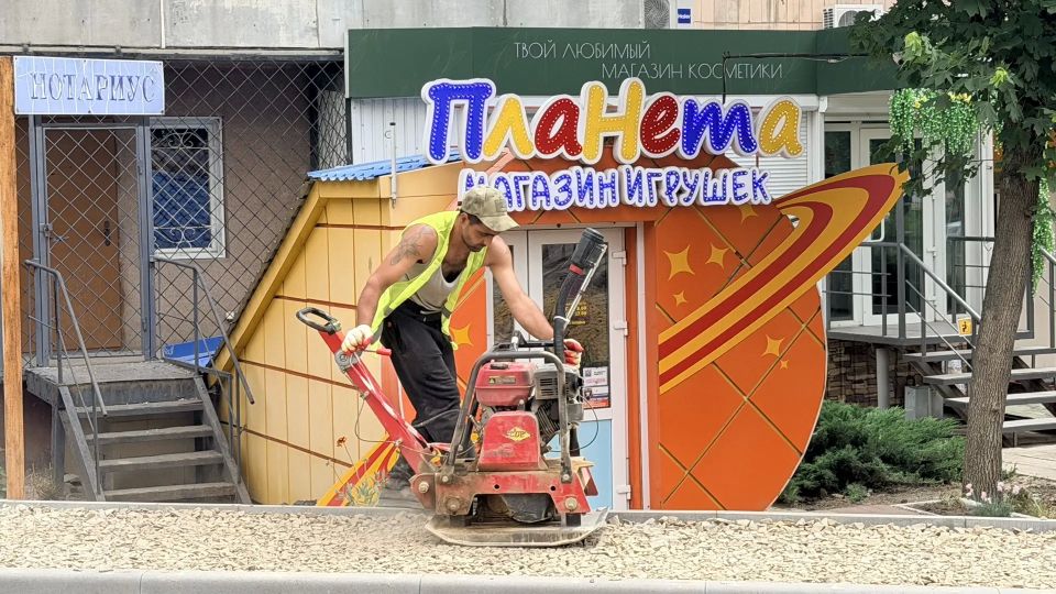 Сегодня проинспектировал ход работ по капитальному ремонту придомовой территории в Краснодоне по улице Микроцентр, 25 Сегодня проинспектировал ход работ по капитальному ремонту придомовой территории в Краснодоне по улице Микроцентр, 25
