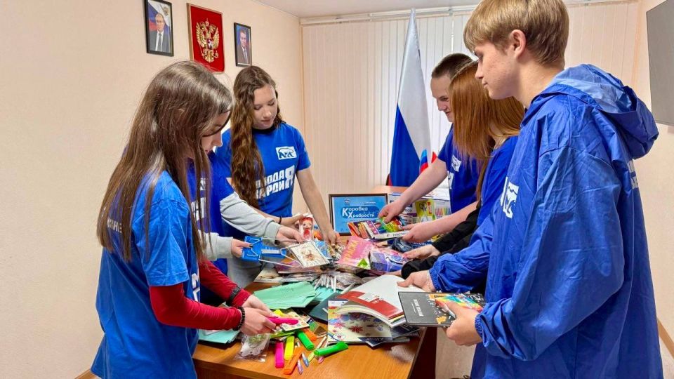 добрых дел в Алчевске. 1Активисты «Молодой Гвардии» АЦДЮТ наполнили «Коробку храбрости» подарками для детей, которые сейчас находятся в больницах