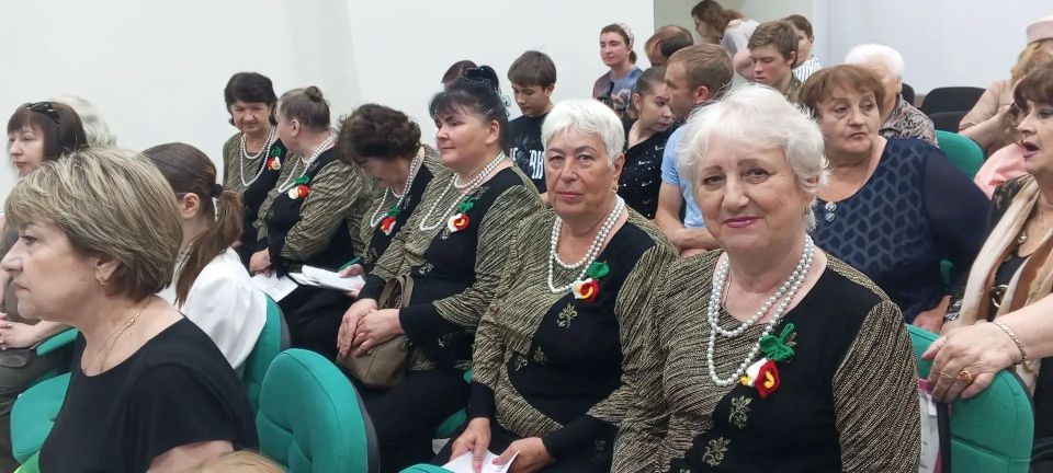 10 июня участники хора «Вдохновение» клуба «Ветеран» Перевальский комплексного центра приняли участие в мероприятии, посвященном Дню России, в «Библиопортале» 10 июня участники хора «Вдохновение» клуба «Ветеран» Перевальский комплексного центра приняли участие в мероприятии, посвященном Дню России, в «Библиопортале»