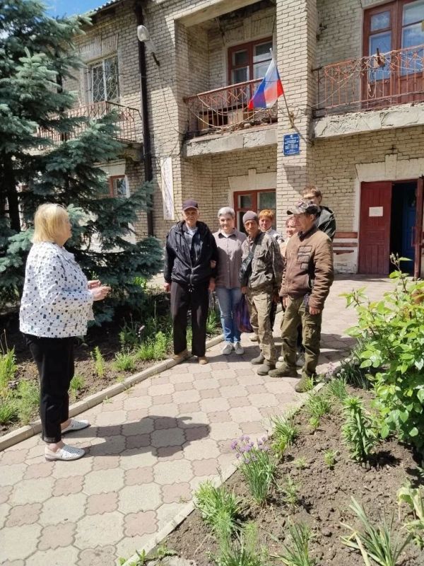 Депутат Совета городского округа Алла Алферова провела встречу с работниками по благоустройству МУП "Комсервис" жилмассива Южная Ломоватка Депутат Совета городского округа Алла Алферова провела встречу с работниками по благоустройству МУП "Комсервис" жилмассива Южная Ломоватка