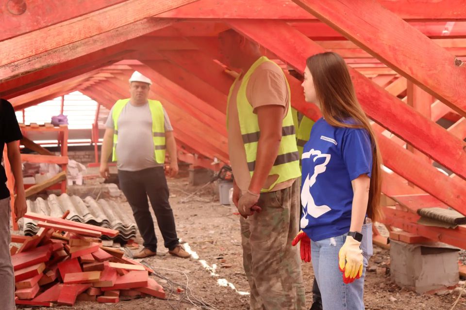 В рамках специального инфраструктурного проекта в Антраците стартовал капитальный ремонт кровель многоквартирных домов — это важный шаг в улучшении жилищнокоммунальной инфраструктуры населённого пункта и значимый этап в... В рамках специального инфраструктурного проекта в Антраците стартовал капитальный ремонт кровель многоквартирных домов — это важный шаг в улучшении жилищнокоммунальной инфраструктуры населённого пункта и значимый этап в...
